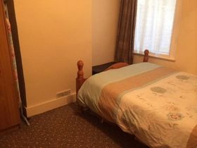 2 bedroom Flat for s...